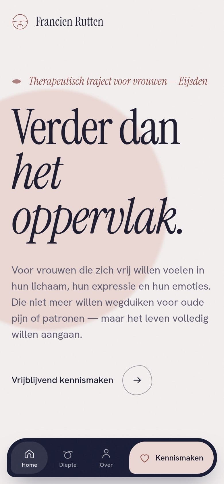 De homepage van Francien Rutten op een telefoon met de donkere kiezeldock en een roze knop Kennismaken.