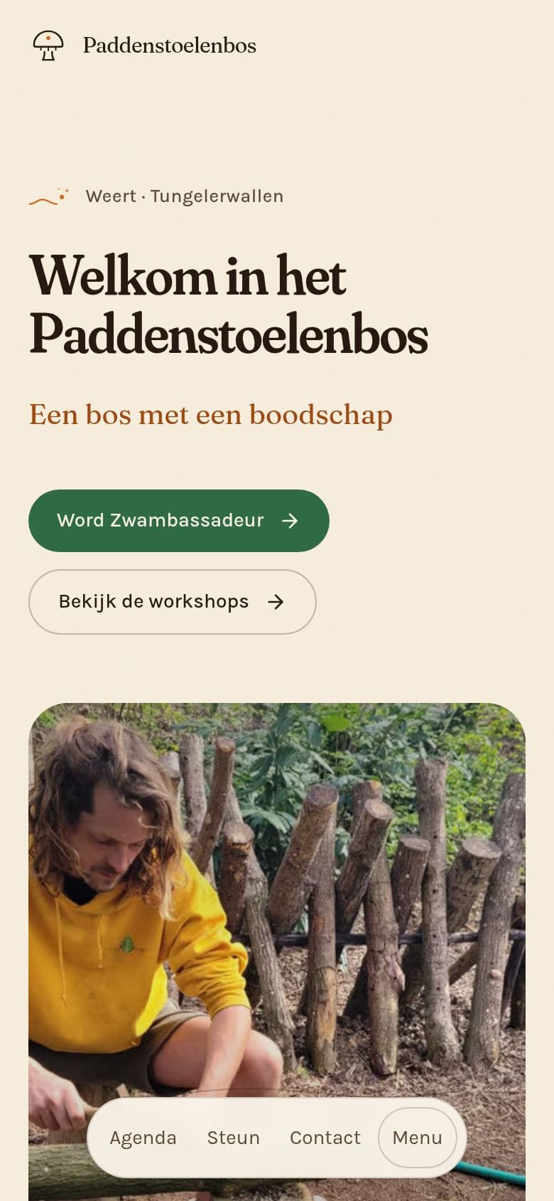 De homepage op een telefoon, met een zwevende dock onderaan: Agenda, Steun, Contact en Menu.